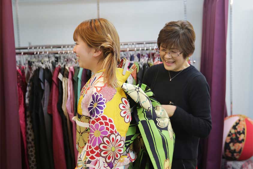 試着する際に1回1回着付けします！（他店は羽織るだけ）